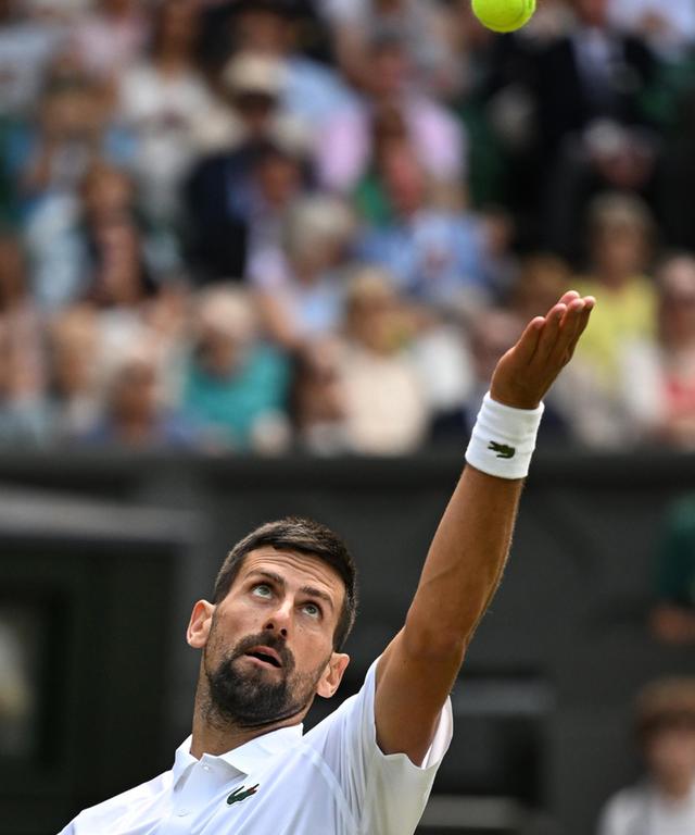 爱游戏-德约科维奇重返赛场，持续失利首场状态出色，拜仁观众沸腾！全场沸腾不已(德约科维奇41拍神仙球)