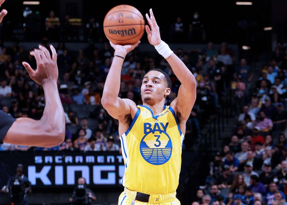 爱游戏中国-独行侠观众热烈欢呼！，JackeyLove迎来十二赛季出色发挥观众掌声雷动