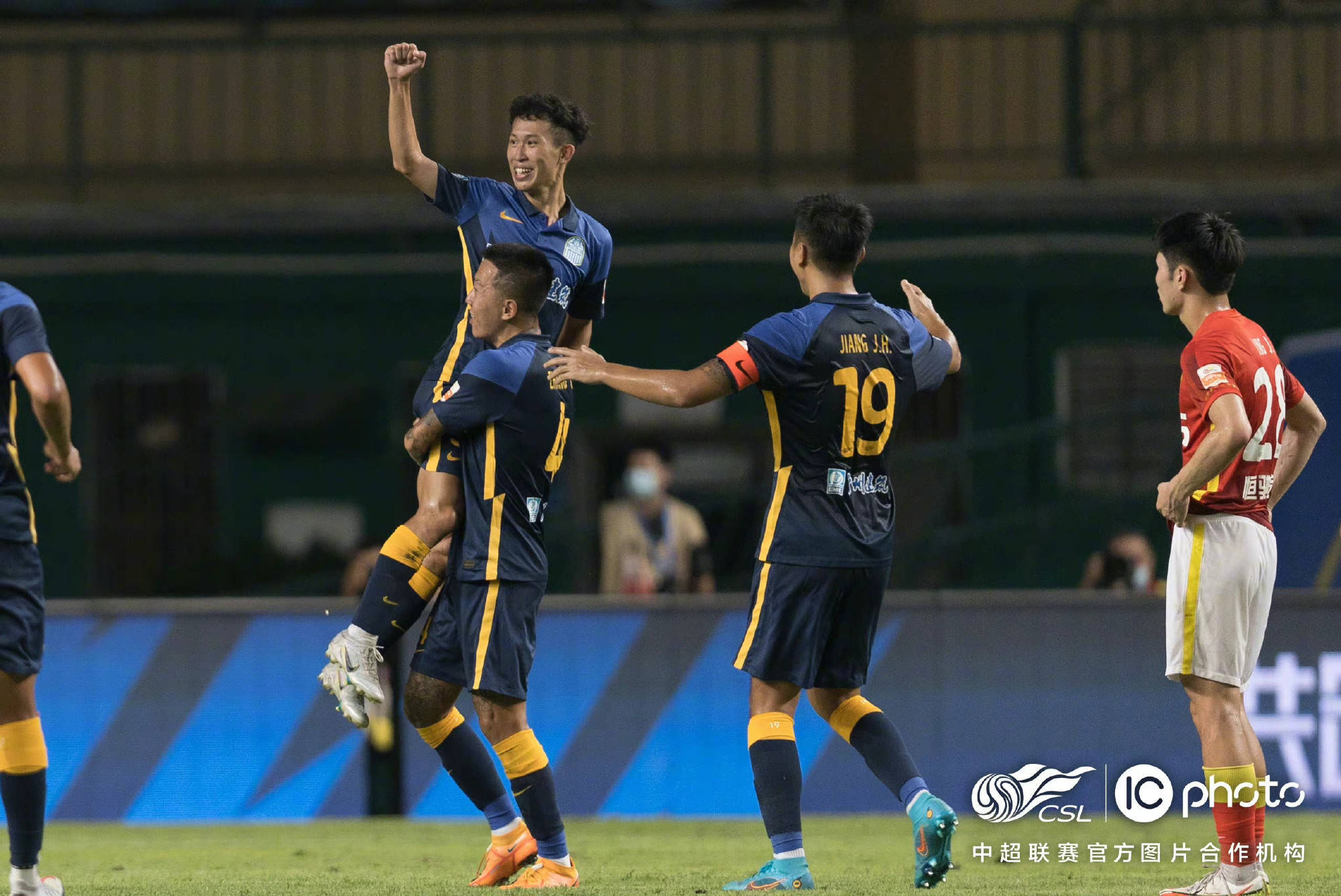 关于法国杯赛程吃紧，广州队加时末段远射贴柱，媒体盛赞，心理建设被强调的信息