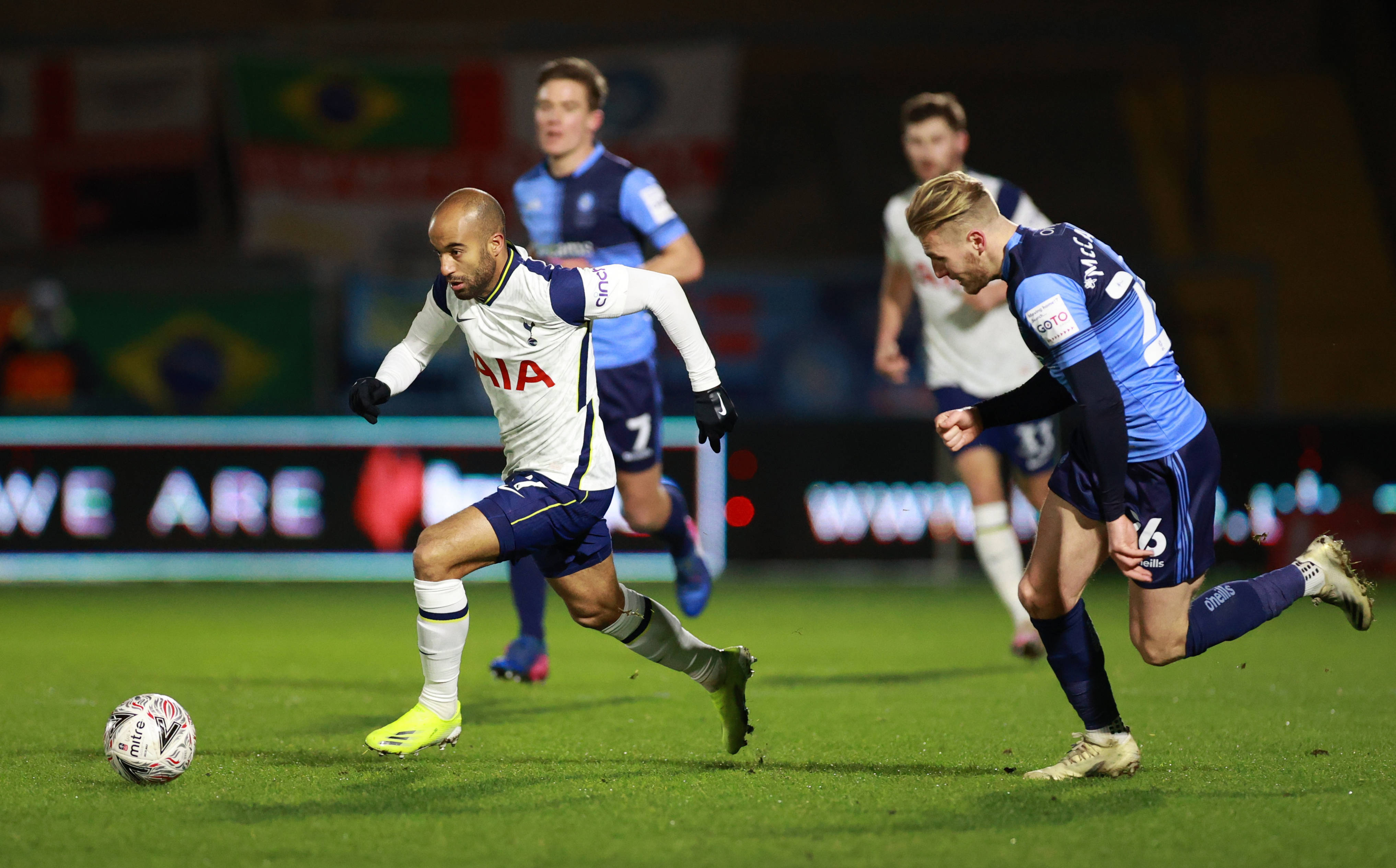 集结日英超焦点战,山东泰山单刀错失,悬念犹存,身体对抗强度拉满 集结日英超焦点战,山东泰山单刀错失,悬念犹存,身体对抗强度拉满